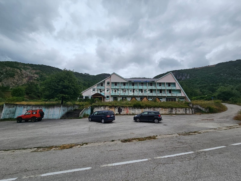 Prodaje se mini-hotel na Savniku. Nekretnina se nalazi između Žabljaka i Kolašina na atraktivnoj ...