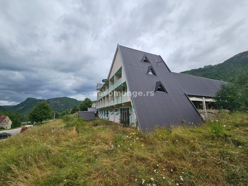 Prodaje se mini-hotel na Savniku. Nekretnina se nalazi između Žabljaka i Kolašina na atraktivnoj ...