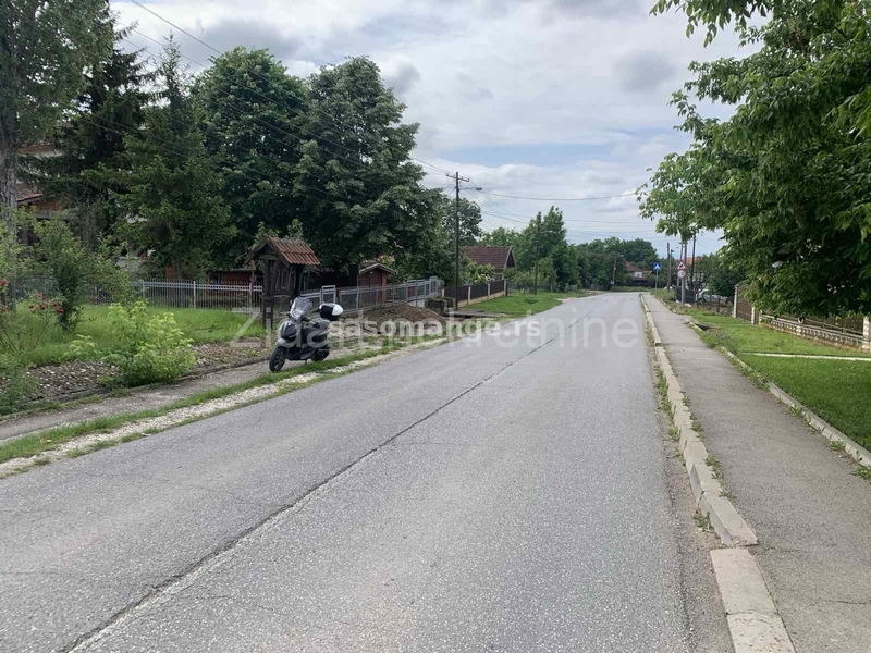 Mladenovac selo, porodična kuća sa poslovnim prostorom i garažom