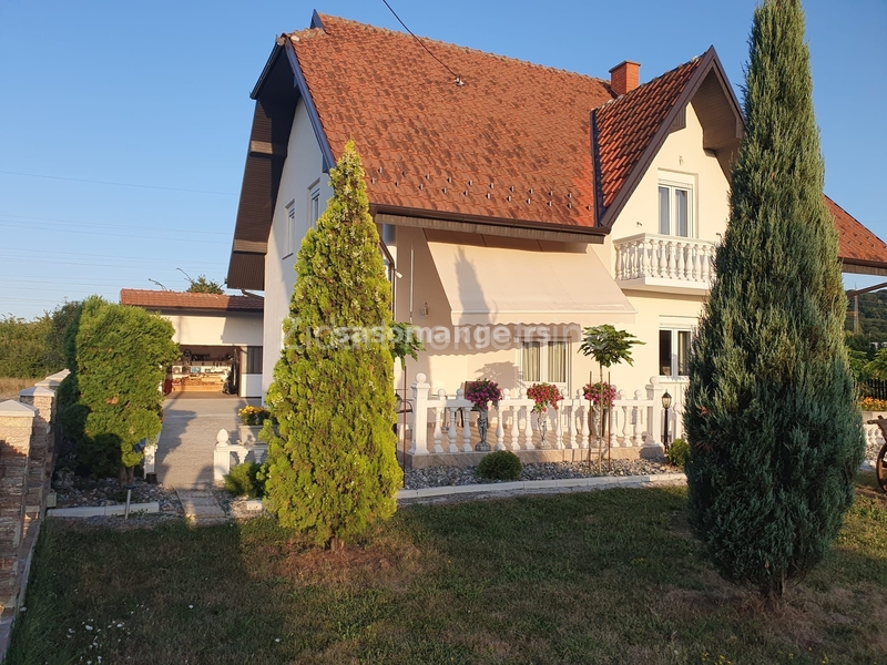 Luksuzna kuća u blizini grada, cena dogovor