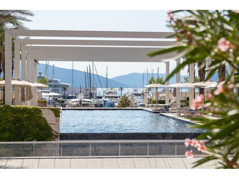 2-soban apartman u rezidenciji Elena Porto Montenegro.
Površina apartmana je 185 m2, od čega je 4...