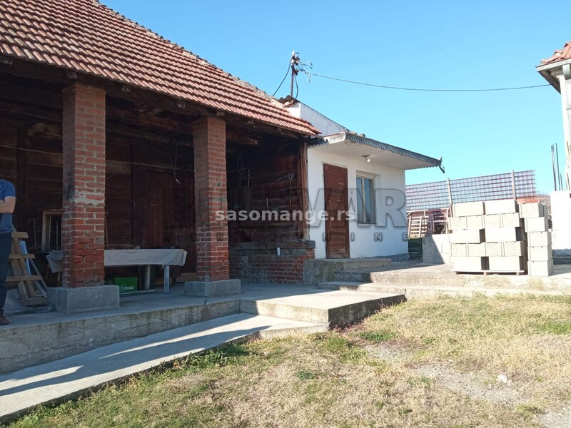 Kuće i pomoćne zgrade u Kragujevcu, naselje Petrovac, ukupna površina 397 m2, plac površine 1778 m2