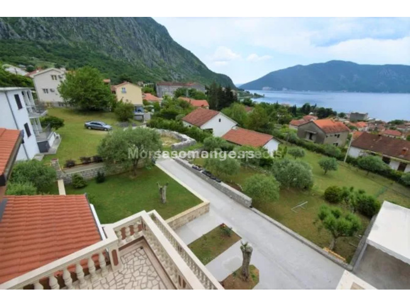 Prostrana vila u Risnu idealna za mini hotel, Kotor