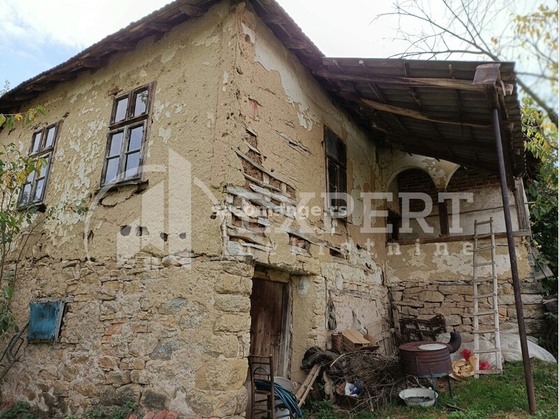 Na prodaju kuća sa pomoćnim objektima u Svrljigu, u selu Crnoljevica. Povšina kuće je 50m2 i nala...