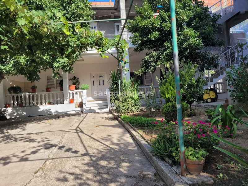 Kuća sa apartmanima, ispod puta, Sutomore