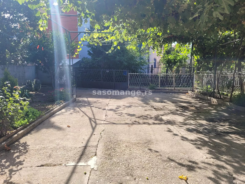 Kuća sa apartmanima, ispod puta, Sutomore