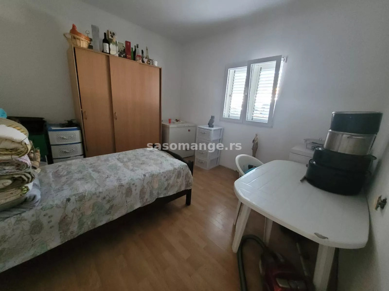 Kuća sa apartmanima, ispod puta, Sutomore