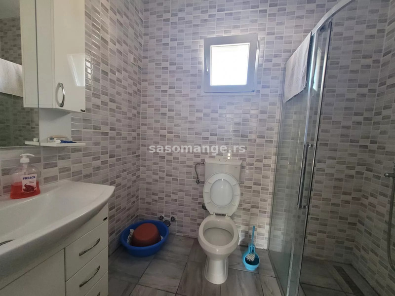 Kuća sa apartmanima, ispod puta, Sutomore