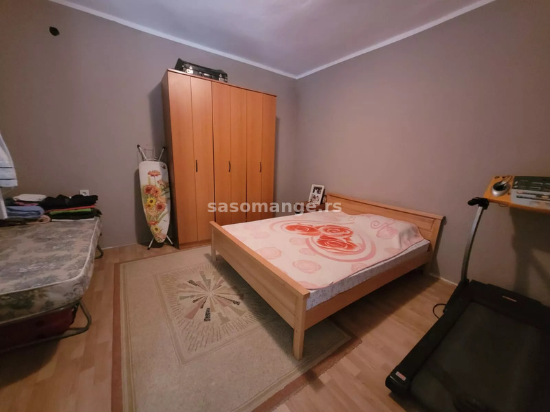 Kuća sa apartmanima, ispod puta, Sutomore