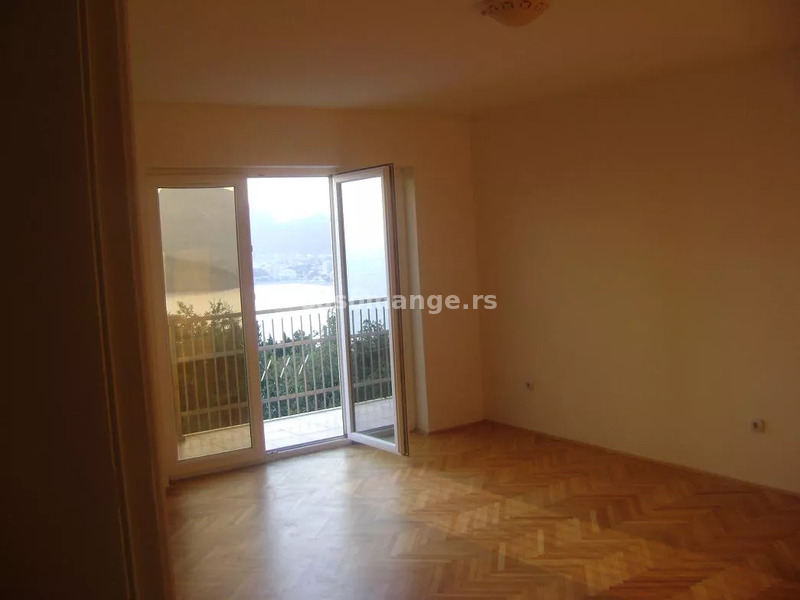 Kuća sa 12 apartmana, Ratac