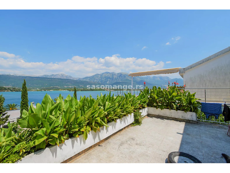 Lijep dvoetažni apartman sa prostranom terasom i pogledom na Tivatski zaliv