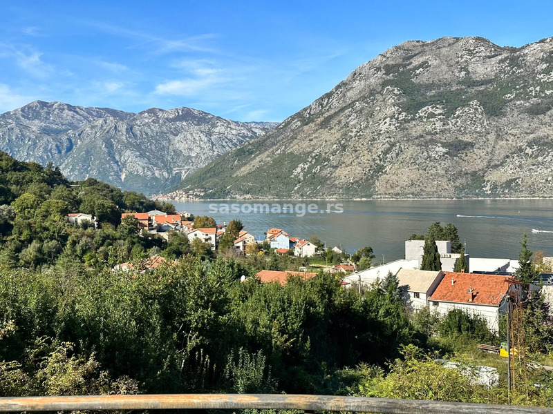 Dvosoban stan sa velikom terasom i panoramskim pogledom na more, Prcanj, Kotor