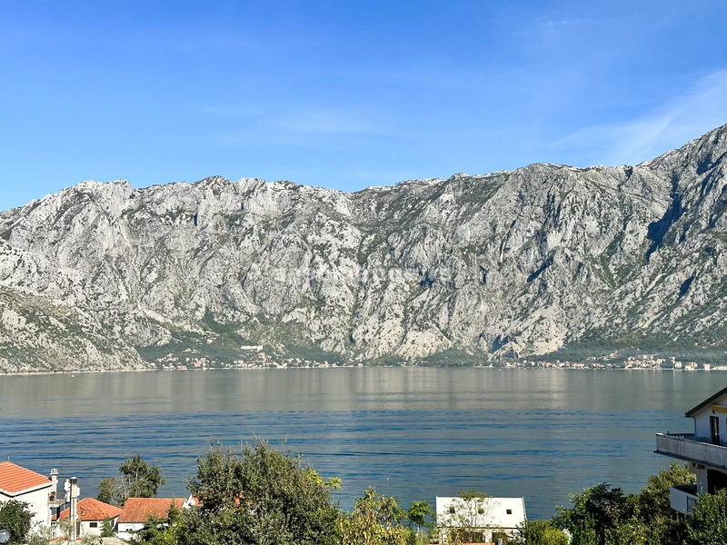 Dvosoban stan sa velikom terasom i panoramskim pogledom na more, Prcanj, Kotor