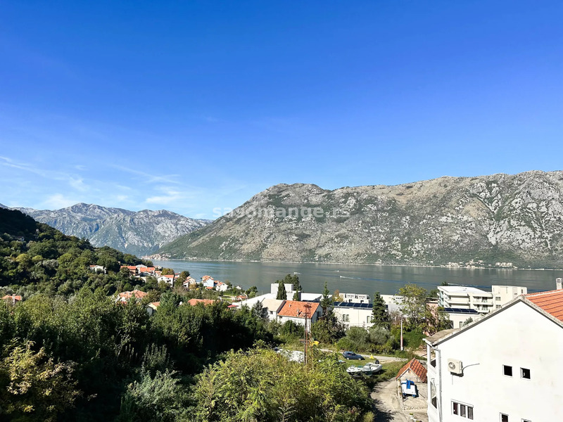 Dvosoban stan sa velikom terasom i panoramskim pogledom na more, Prcanj, Kotor