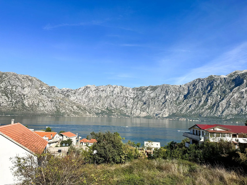 Dvosoban stan sa velikom terasom i panoramskim pogledom na more, Prcanj, Kotor