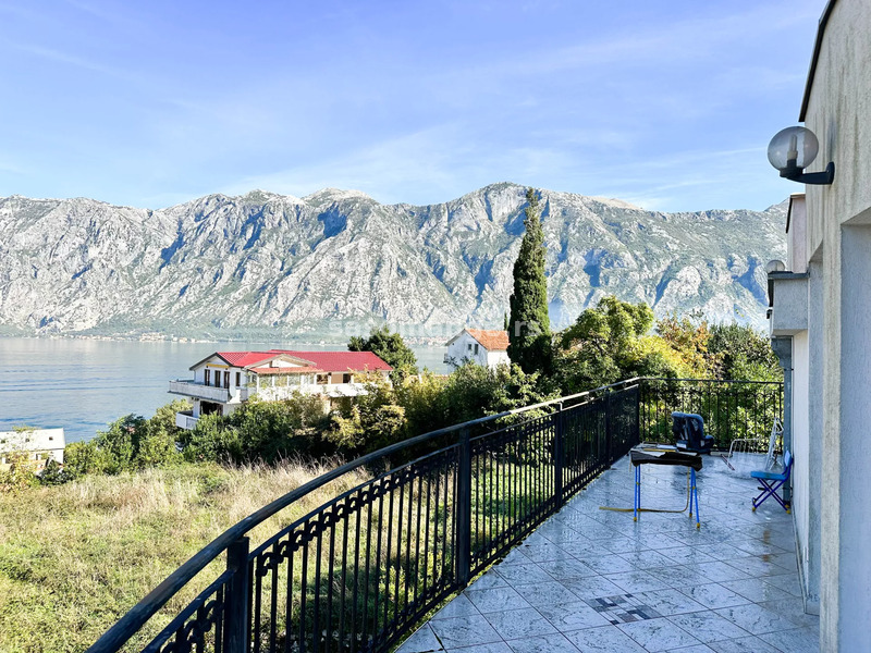 Dvosoban stan sa velikom terasom i panoramskim pogledom na more, Prcanj, Kotor