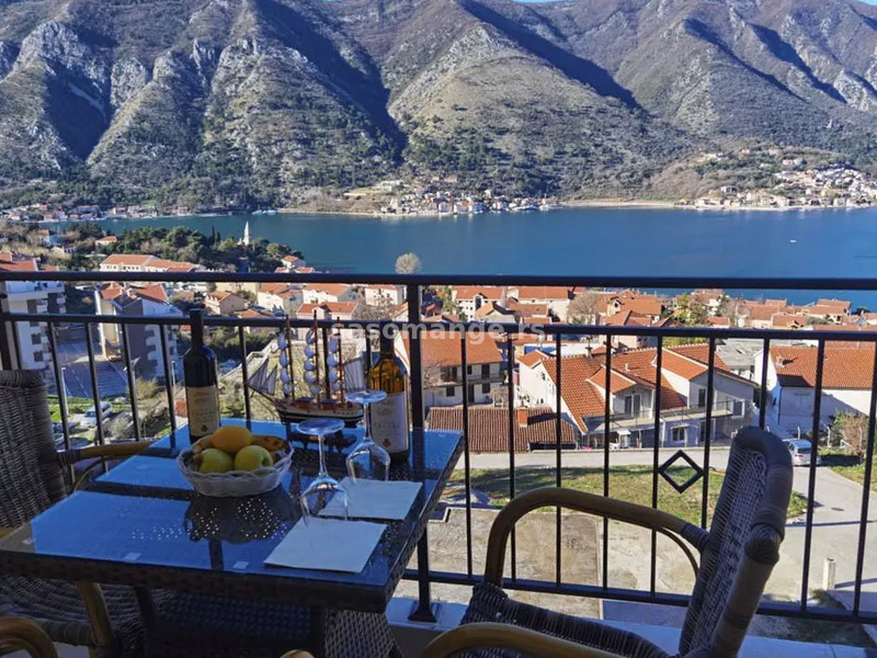 Dvosoban stan sa lijepim pogledom na more, Dobrota, Kotor