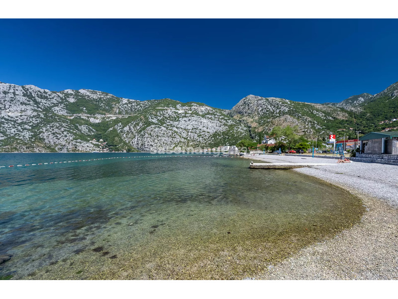 Jednosoban stan sa velikom terasom na prvoj liniji do mora, Risan, Kotor