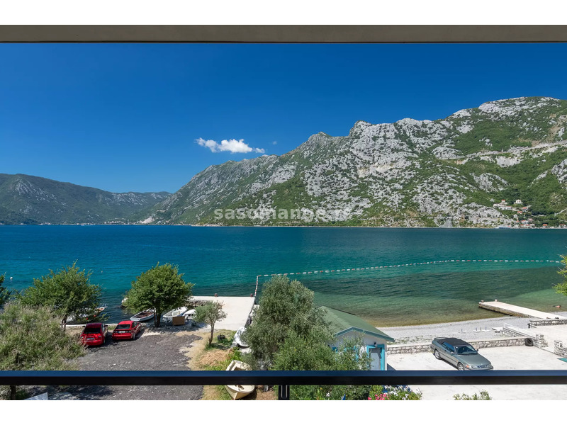 Jednosoban stan sa velikom terasom na prvoj liniji do mora, Risan, Kotor