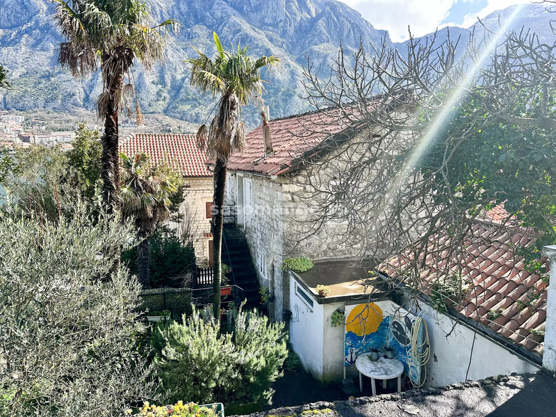 Šarmantni dvosoban stan sa velikim dvorištem na drugoj liniji od mora, Muo, Kotor