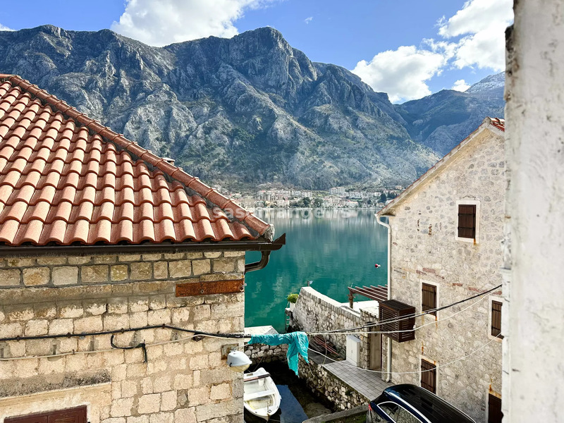 Šarmantni dvosoban stan sa velikim dvorištem na drugoj liniji od mora, Muo, Kotor