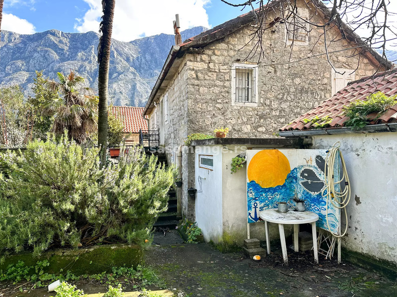 Šarmantni dvosoban stan sa velikim dvorištem na drugoj liniji od mora, Muo, Kotor