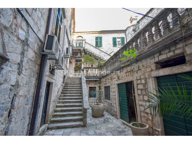 Prostran trosoban stan u Starom gradu, Kotor