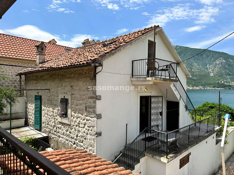 Četiri zasebna apartmana sa velikim dvorištem na prvoj liniji, Dobrota, Kotor