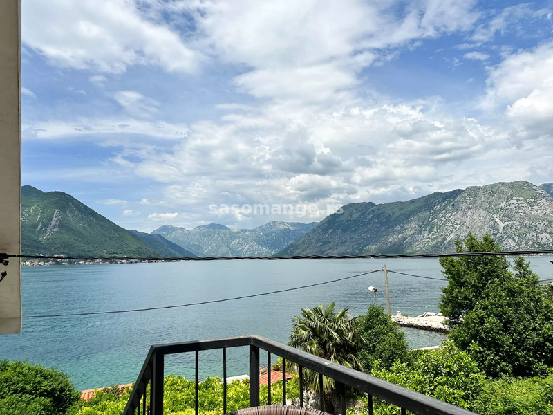 Četiri zasebna apartmana sa velikim dvorištem na prvoj liniji, Dobrota, Kotor