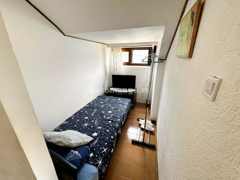 Četiri zasebna apartmana sa velikim dvorištem na prvoj liniji, Dobrota, Kotor