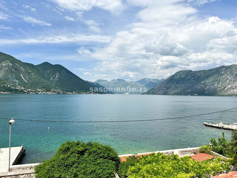 Četiri zasebna apartmana sa velikim dvorištem na prvoj liniji, Dobrota, Kotor