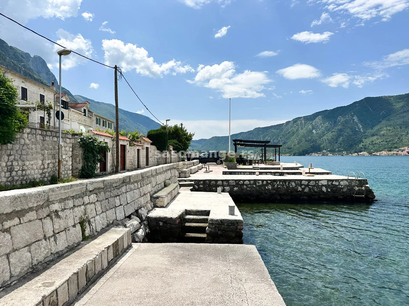 Četiri zasebna apartmana sa velikim dvorištem na prvoj liniji, Dobrota, Kotor