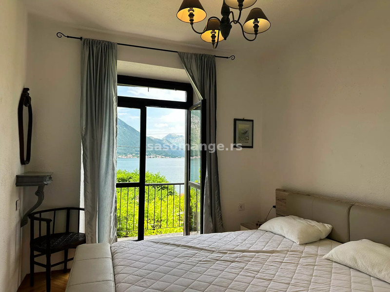 Četiri zasebna apartmana sa velikim dvorištem na prvoj liniji, Dobrota, Kotor