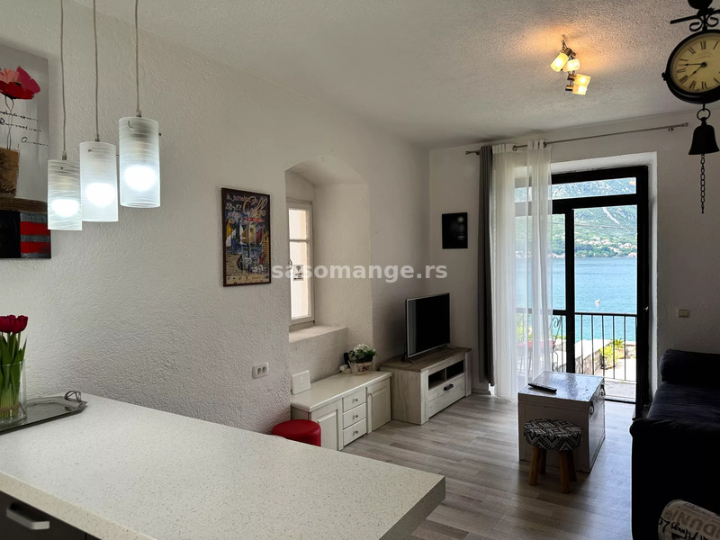 Četiri zasebna apartmana sa velikim dvorištem na prvoj liniji, Dobrota, Kotor