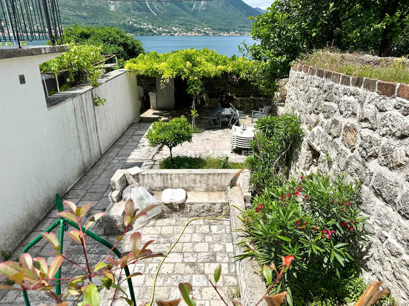 Četiri zasebna apartmana sa velikim dvorištem na prvoj liniji, Dobrota, Kotor