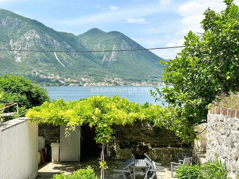 Četiri zasebna apartmana sa velikim dvorištem na prvoj liniji, Dobrota, Kotor