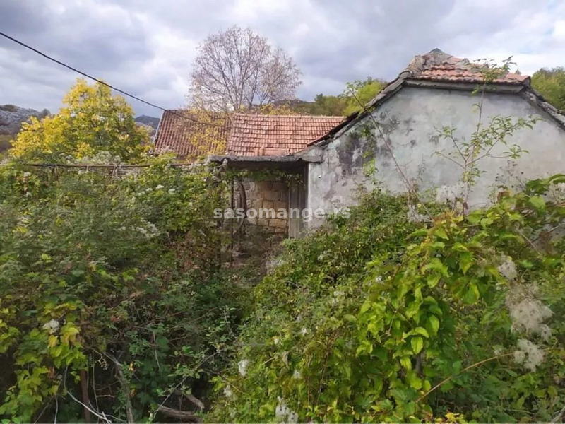 Veliko imanje sa kamenom kućom u živopisnom mjestu u Crnoj Gori, Štitari