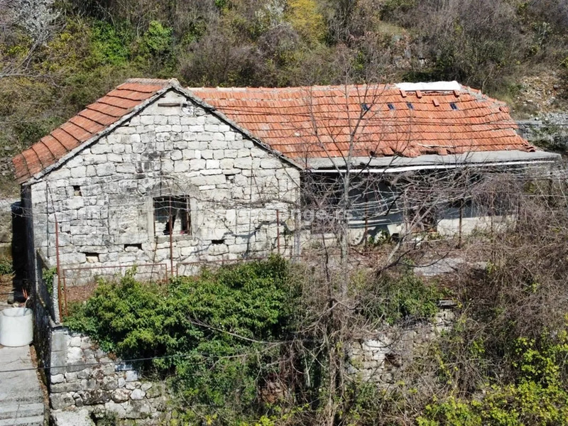 Veliko imanje sa kamenom kućom u živopisnom mjestu u Crnoj Gori, Štitari