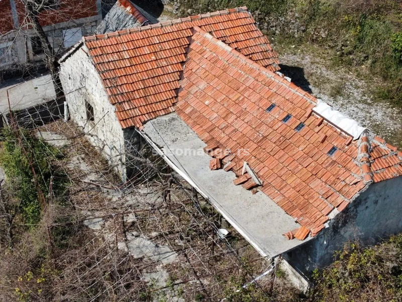 Veliko imanje sa kamenom kućom u živopisnom mjestu u Crnoj Gori, Štitari