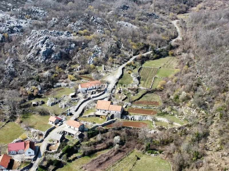 Veliko imanje sa kamenom kućom u živopisnom mjestu u Crnoj Gori, Štitari