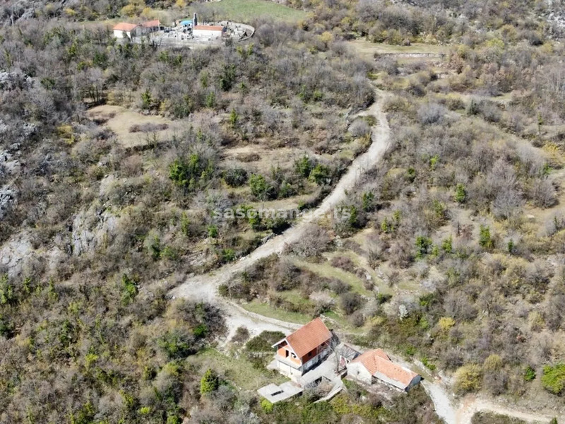 Veliko imanje sa kamenom kućom u živopisnom mjestu u Crnoj Gori, Štitari