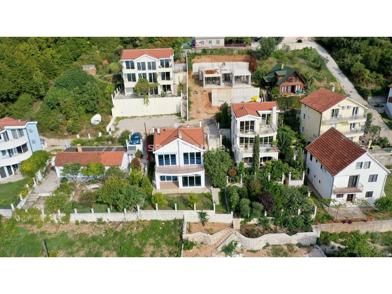 Dvospratna villa sa 5 spavaćih soba i panoramskim pogledom na more, na 250m od plaže