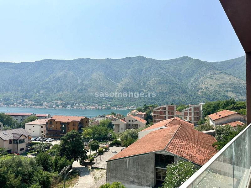 Trosoban duplex u novogradnji sa krovnom terasom, Dobrota, Kotor