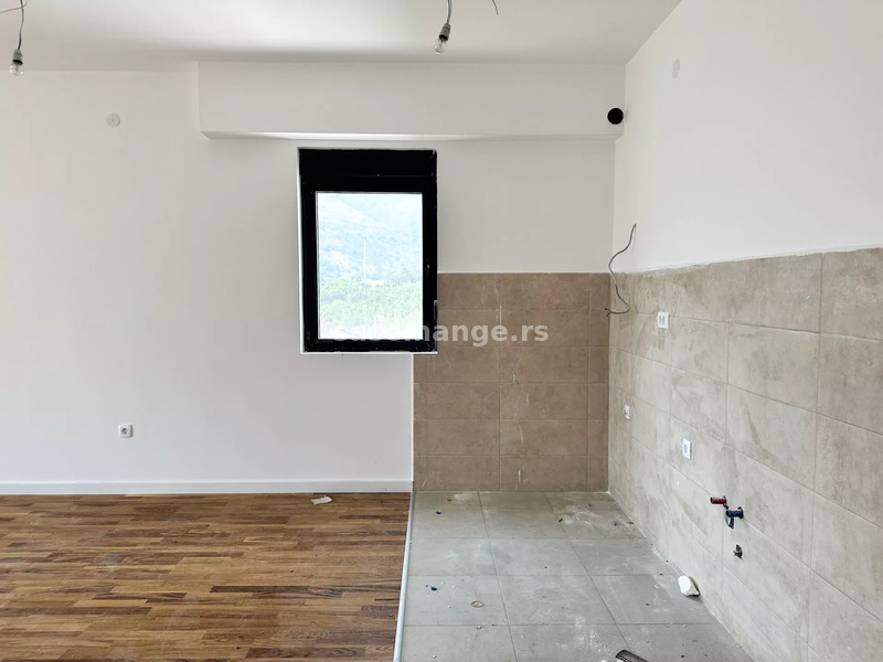 Trosoban duplex u novogradnji sa krovnom terasom, Dobrota, Kotor