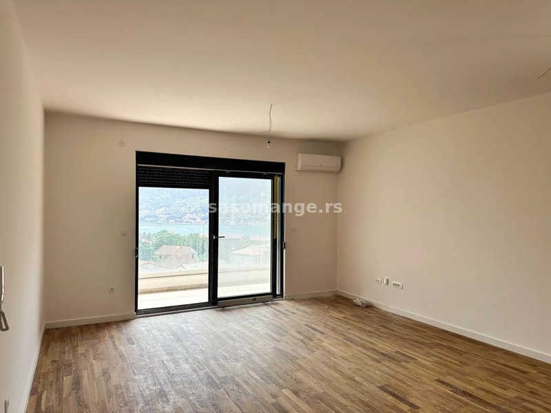 Trosoban duplex u novogradnji sa krovnom terasom, Dobrota, Kotor