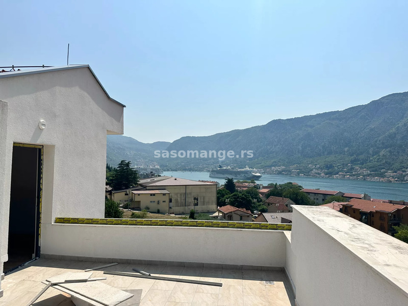 Trosoban duplex u novogradnji sa krovnom terasom, Dobrota, Kotor