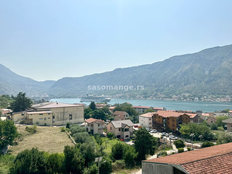 Trosoban duplex u novogradnji sa krovnom terasom, Dobrota, Kotor