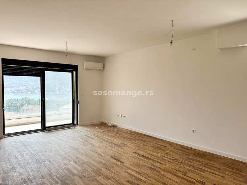 Trosoban duplex u novogradnji sa krovnom terasom, Dobrota, Kotor