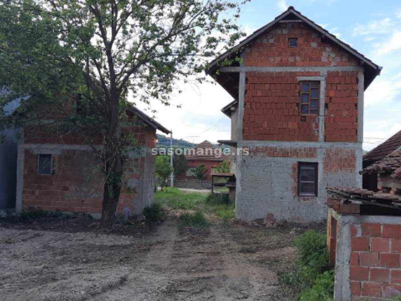 Kuća sa lokalom, pom.zgradom i halom u Majuru kod Jagodine