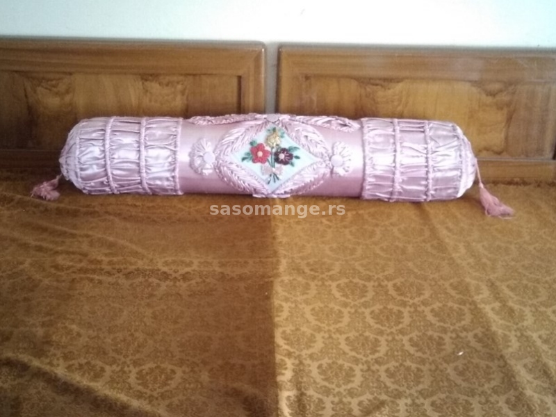 Dekorativni jastuk za krevete